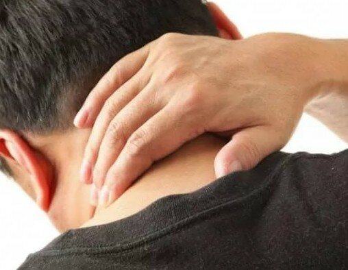 При наклоне головы вперед затылок болит