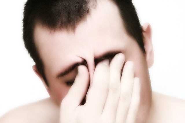 Болит голова правый глаз красный