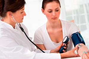 Девушке меряют давление Девушке меряют давление