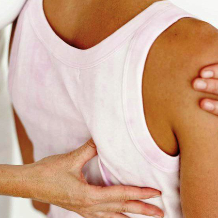 Сильно болит спина от лопаток до поясницы