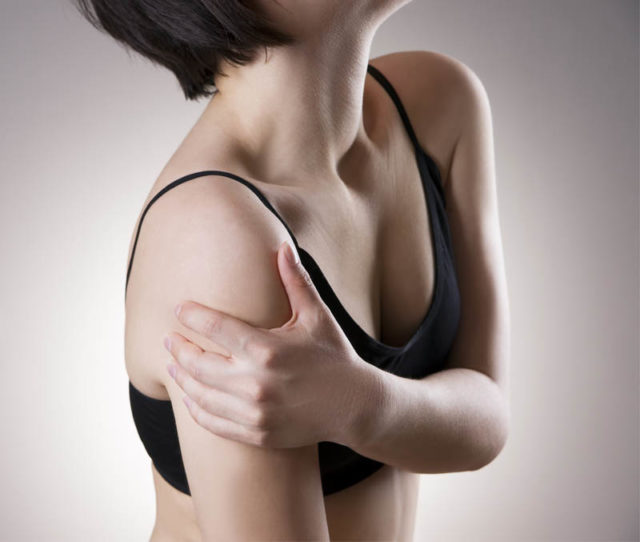 Девушка положила руку на плечо