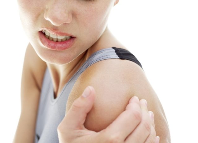 Девушка взялась за плечо