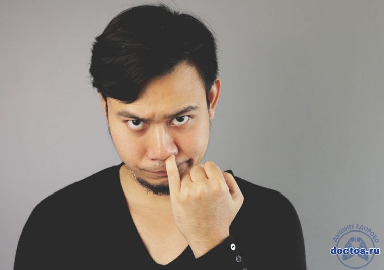 У парня корочки в носу