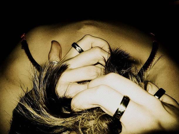 без вещей сжалась от боли