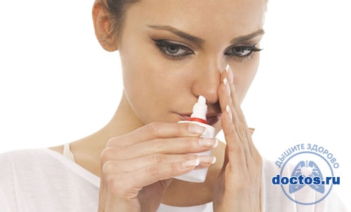 Девушка закапывает нос