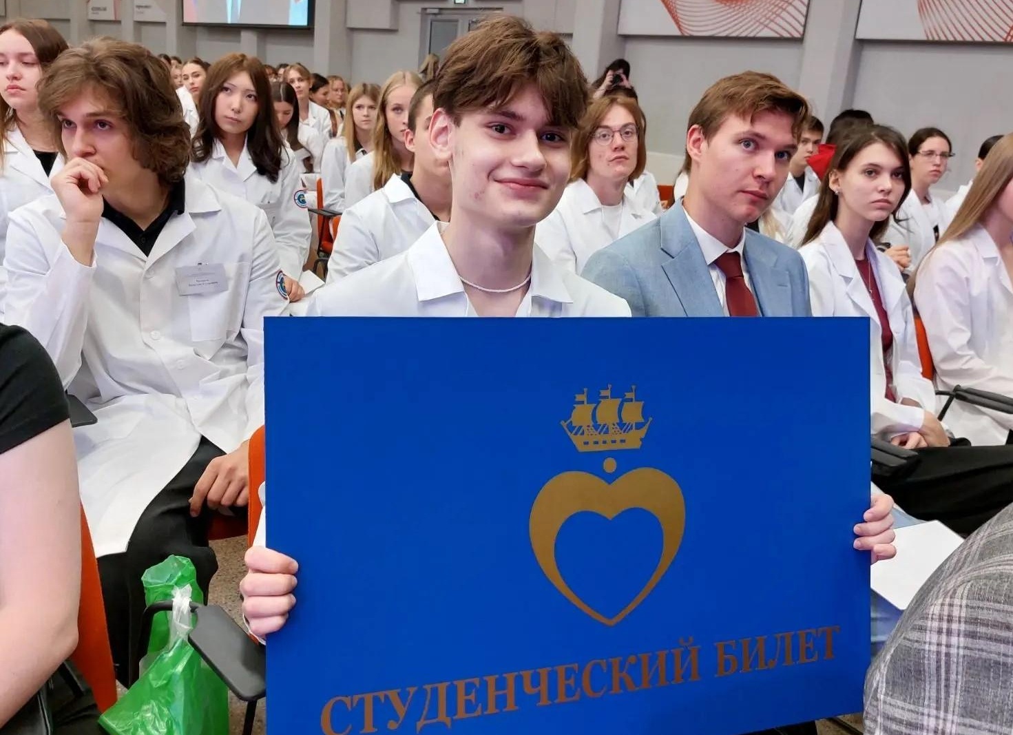 «Врач – это особая профессия»: в Институте медицинского образования Центра Алмазова состоялось посвящение в первокурсники